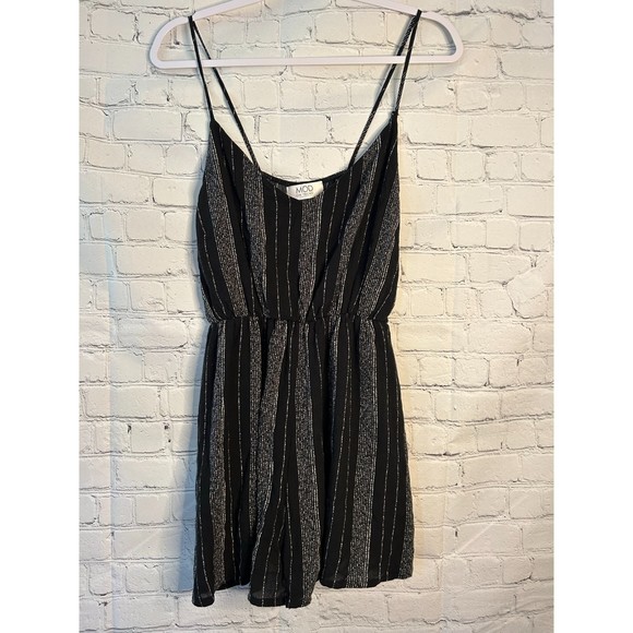 Women's MOD On Trend Black and White Stripped Romper. SZ L. - Picture 1 of 3